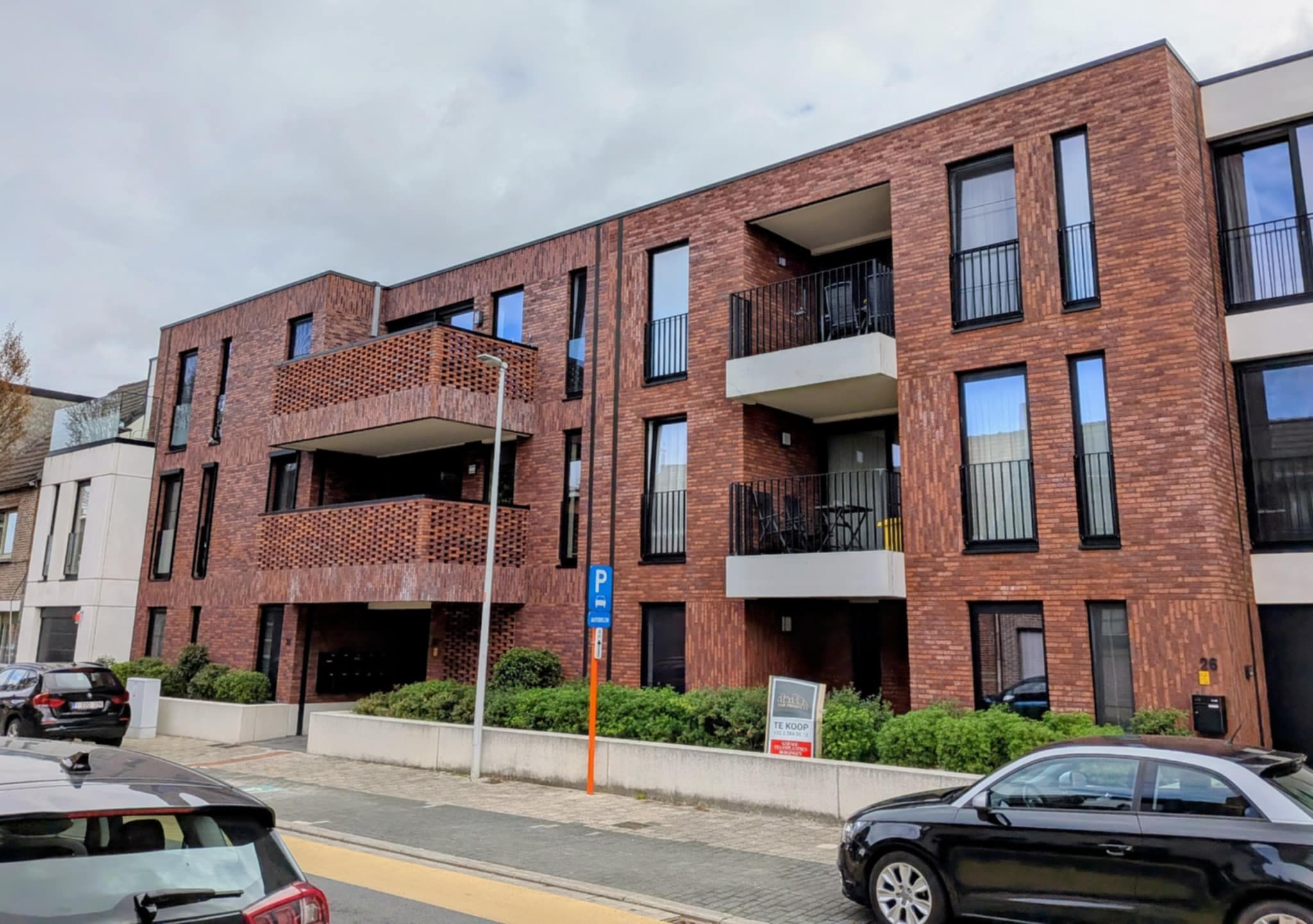 Voorgevel appartementengebouw Stationsteenweg Kessel met aluminium Optima ramen en SS55 schuiframen