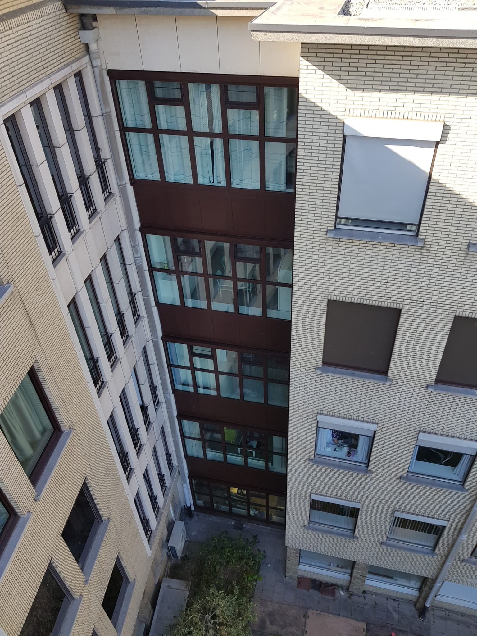 Gevel van AZ Rivierenland campus Rumst met nieuw aluminium buitenschrijnwerk