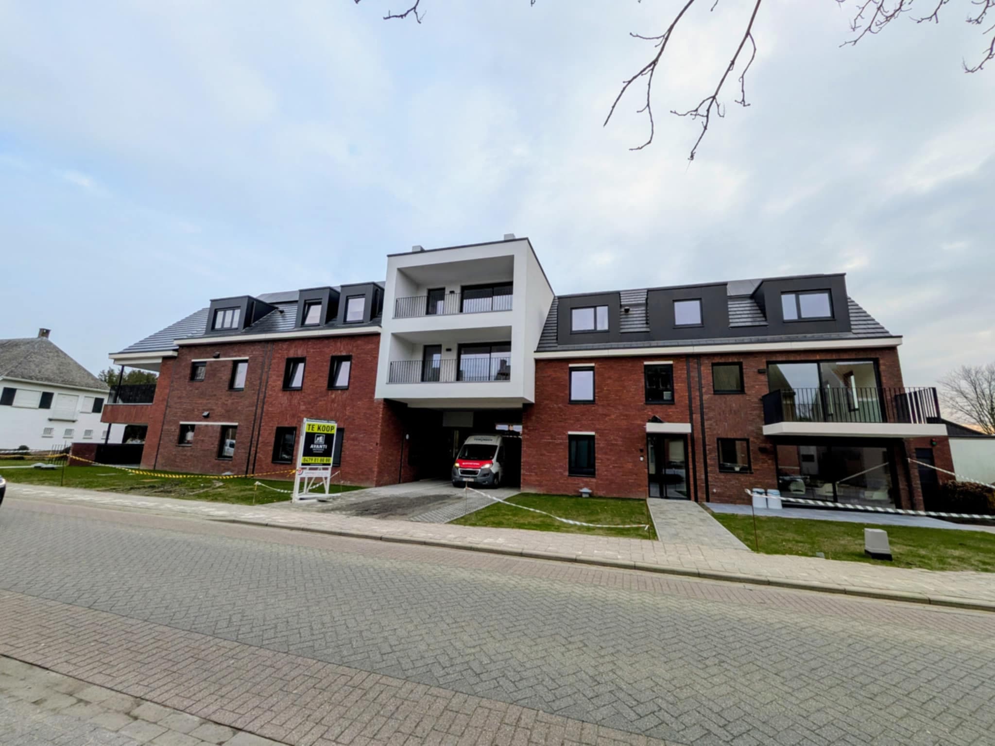 Vooraanzicht appartementen Bevelsesteenweg Nijlen met aluminium ramen en Linarte gevelbekleding