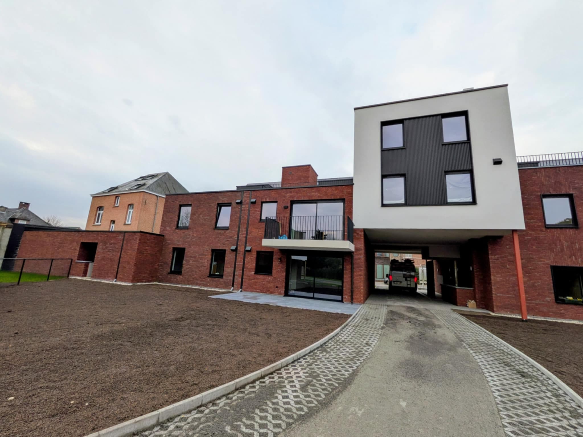 Achtergevel nieuwbouwproject Bevelsesteenweg Nijlen met aluminium schrijnwerk