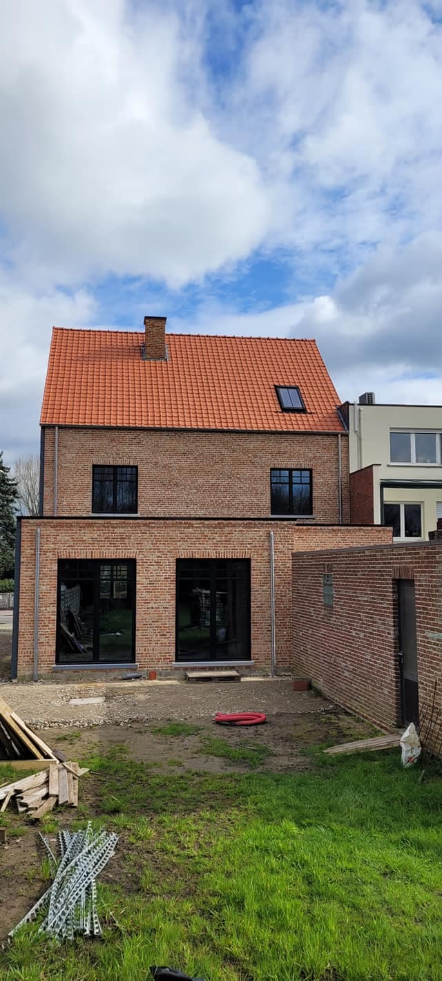 Achtergevel met grote Ferro99 raampartijen en schuiframen in landelijke stijl