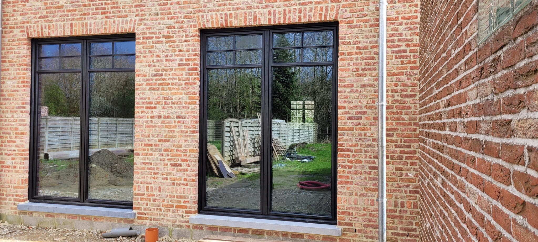 Detail buitenafwerking Ferro99 steellook profielen met kruisverdelingen