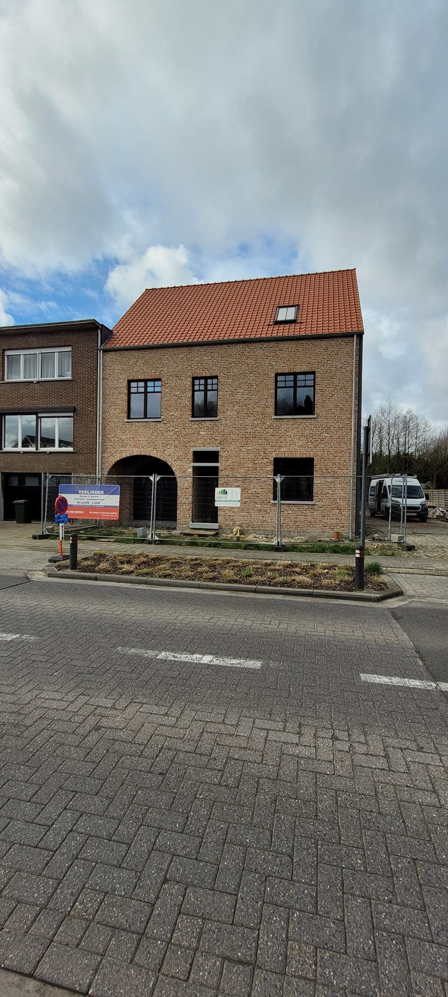 Voorgevel nieuwbouwwoning met Ferro99 steellook aluminium ramen en kruishouten