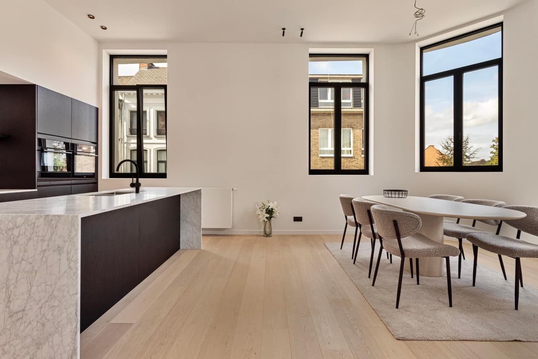 Eetkamer met royale lichtinval door de kamerhoge Ferro 99 raampartijen
