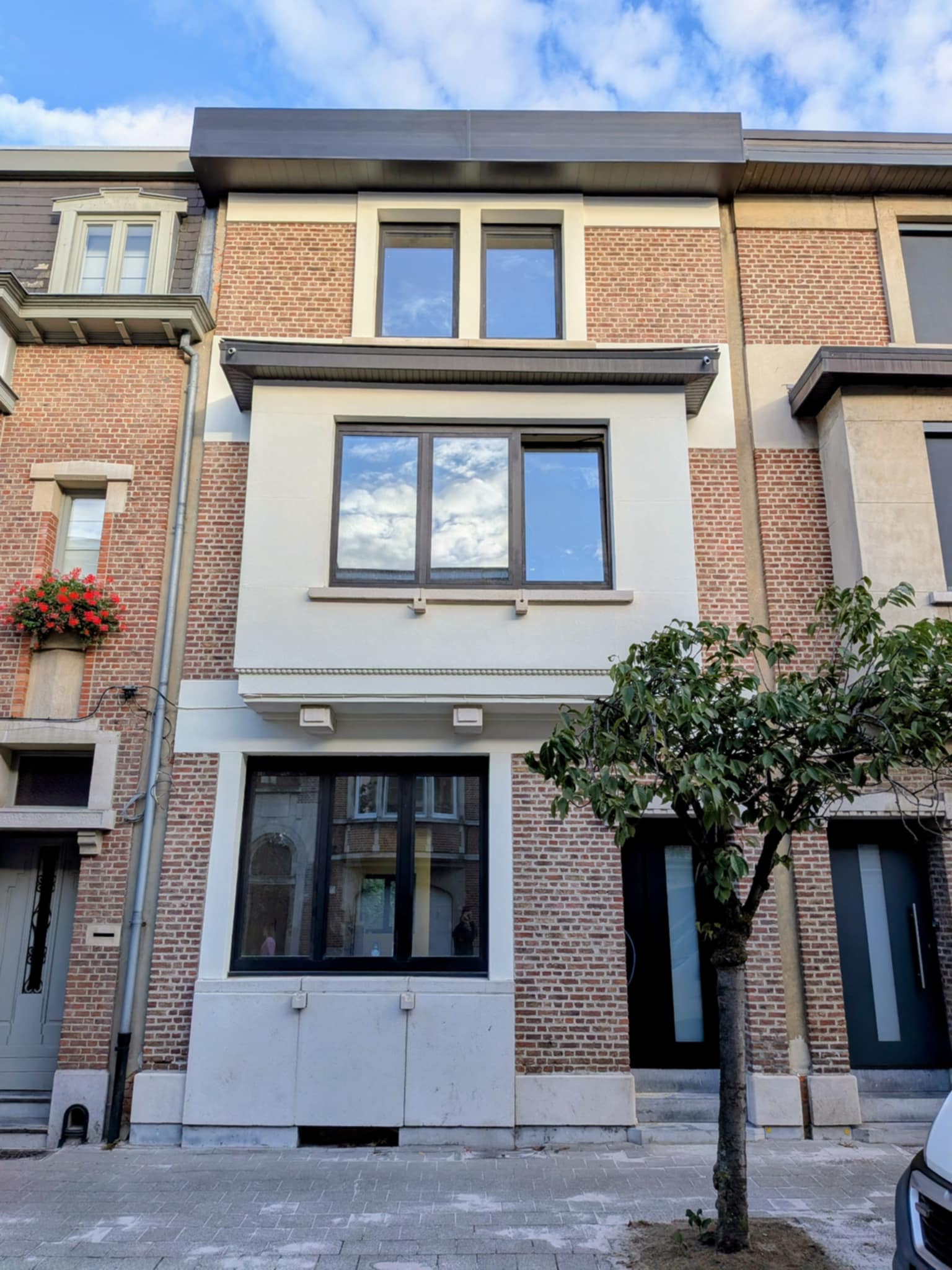 Voorgevel in Mortsel met nieuwe Optima ramen en Renson verluchtingsroosters