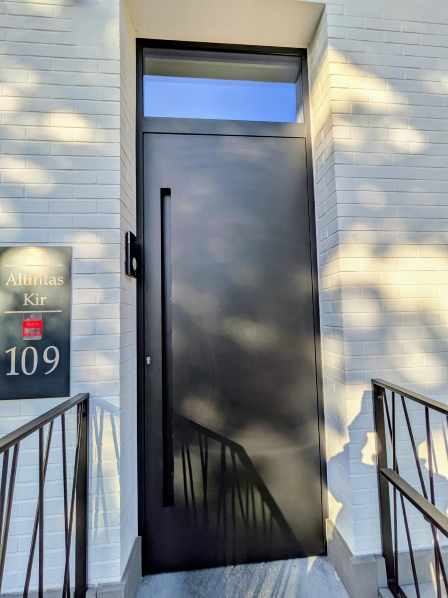 Zwarte voordeur met opgelijmd paneel en ingefreesde deurtrekker in Mortsel