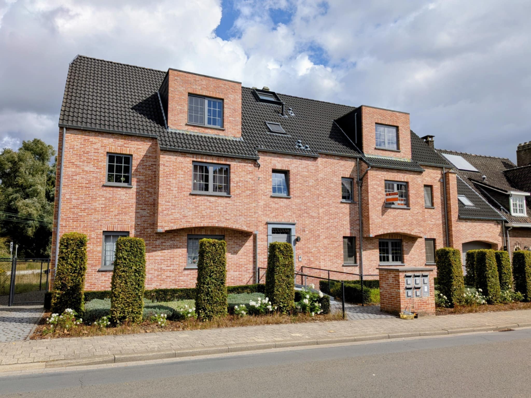 Appartementengebouw in Nijlen met Optima ramen en kruishouten in het glas