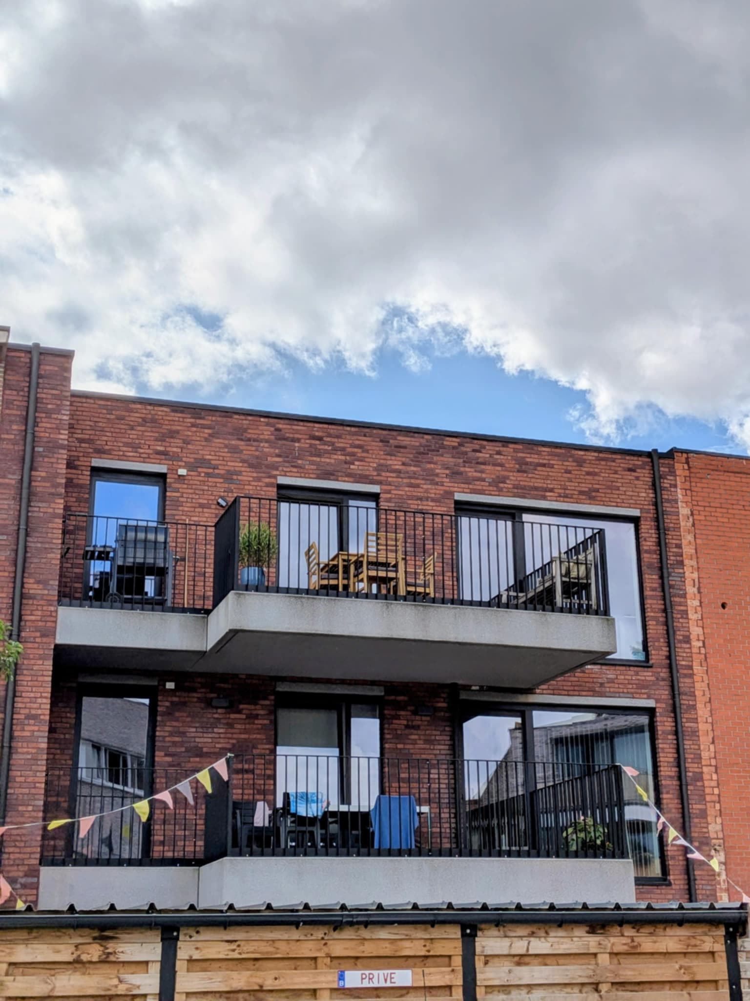 Achtergevel in Nijlen met SS55 schuiframen en ruime terrassen