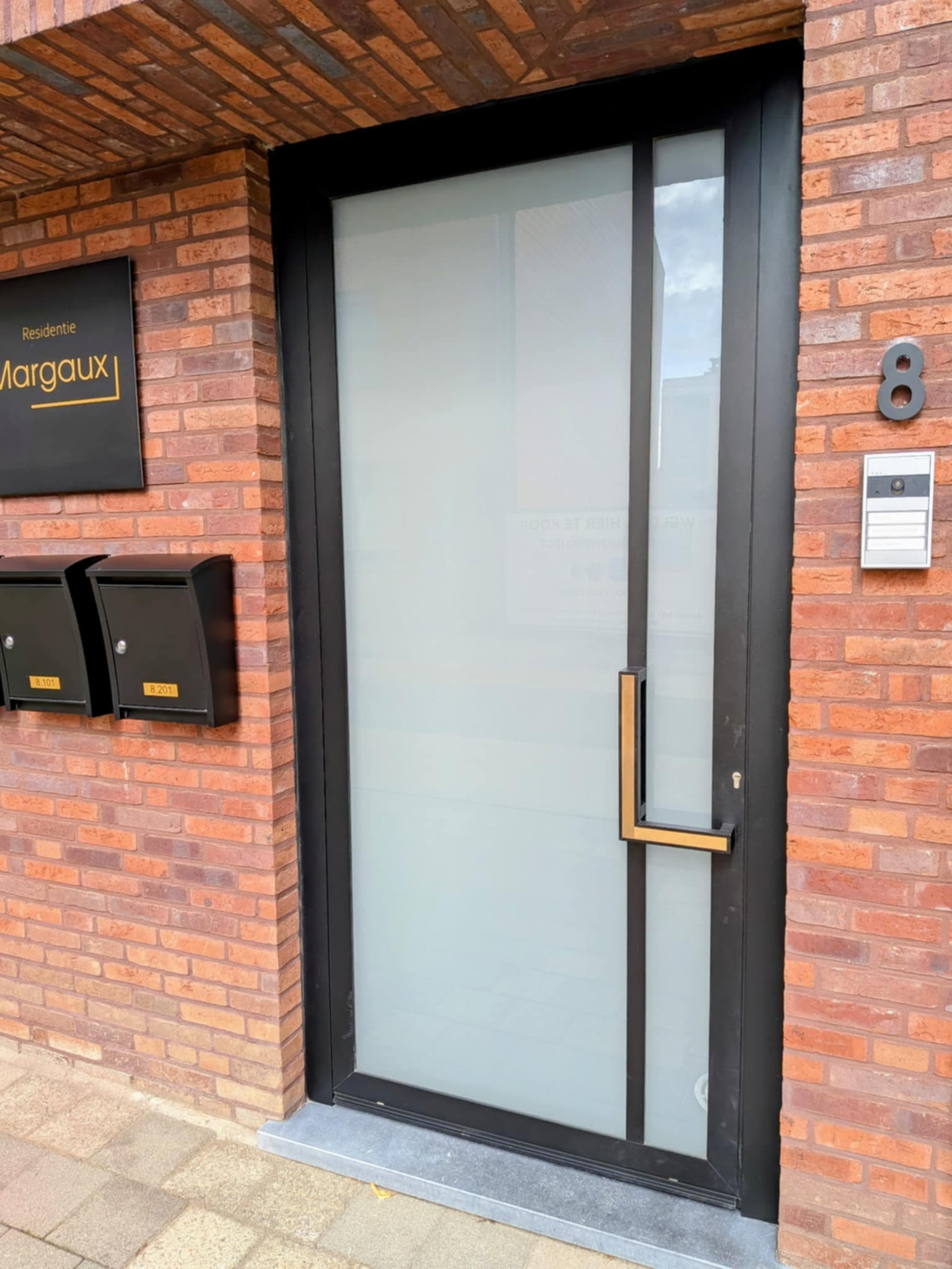 Moderne voordeur van residentie Margaux in Nijlen